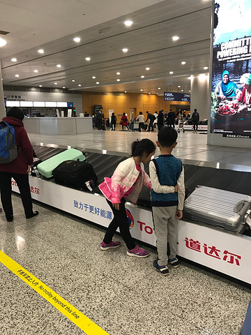 出口就好远好远,还要等行李、办登机、重新托