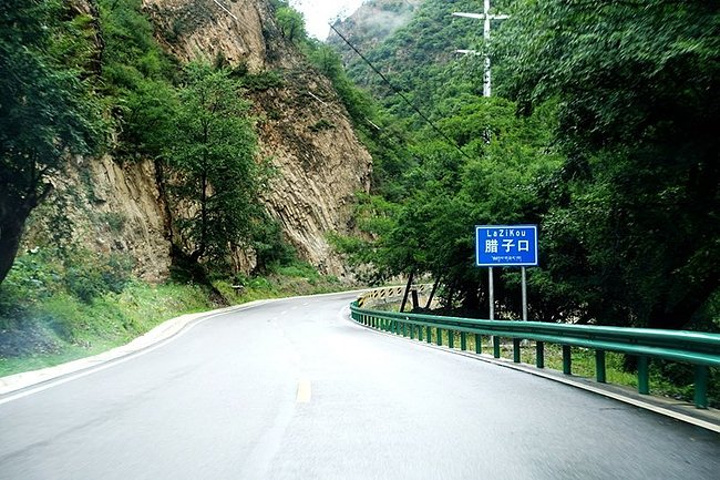 整个隘口长约30米,宽仅8米,两边是百丈悬崖陡壁,周围是崇山峻岭,抬头