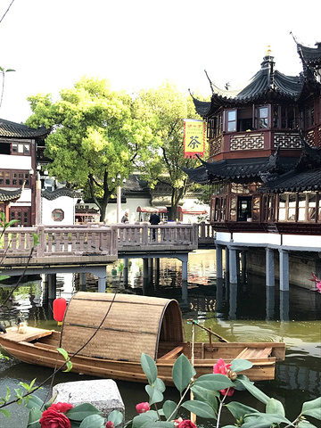 "湖心亭茶楼对面是豫园,这是一个经典江南园林,喝茶游园需要半天时间。不设预约,需要提前去等位_上海城隍庙"的评论图片