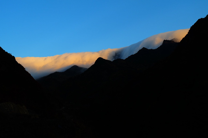 见识了真正的断头路,车辆根本无法通行,摩托很难通行.