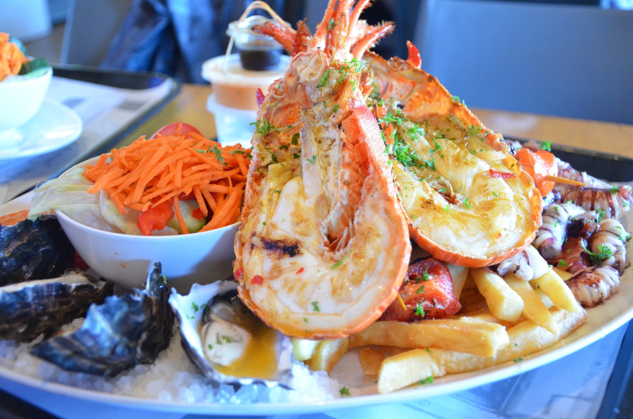 吃着大餐赏着美景真是人生一大幸事海鲜大餐真的超级好吃费用大概120