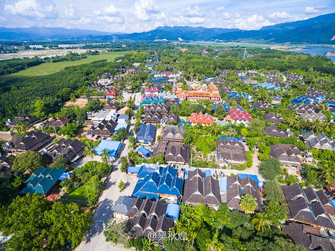 走到一个比较空旷的地方,用大疆精灵老人机航拍了一下傣族园,换个角度