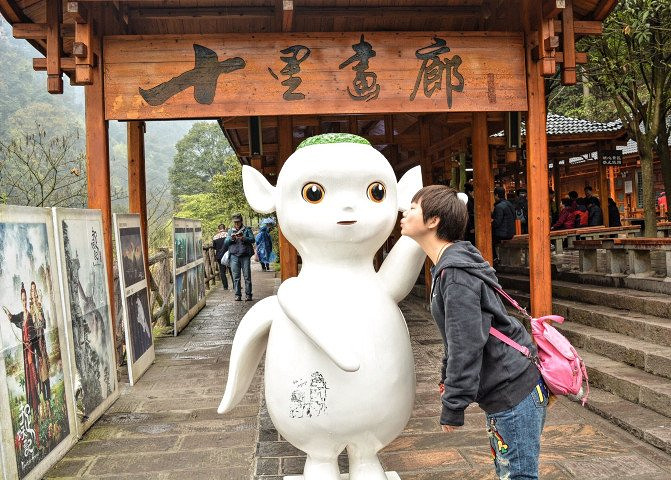 "天子山景区天子山是张家界最早开发出来的景点之一，天子山有着天下峰林“扩大的盆景，缩小的仙境”之称_张家界国家森林公园"的评论图片