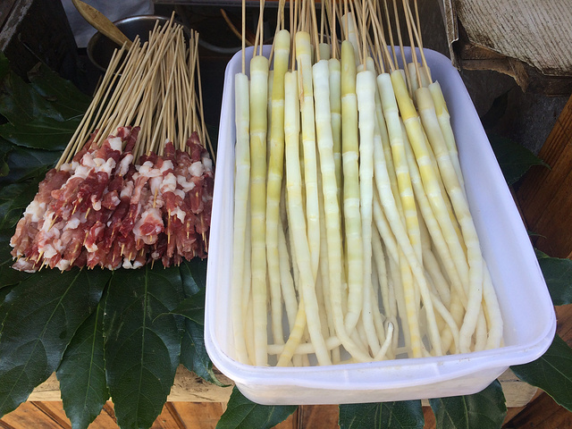 炭火上的烤肉和烤嫩笋超级推荐这个烤肉非常香可以吃到天荒地老新鲜的