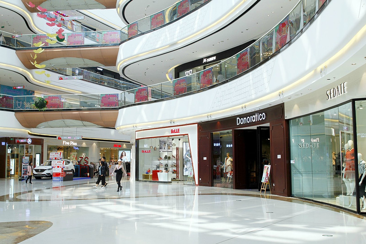 商场内集吃喝娱乐于一体,除了购物之外,还有高端健身中心,ktv,大型