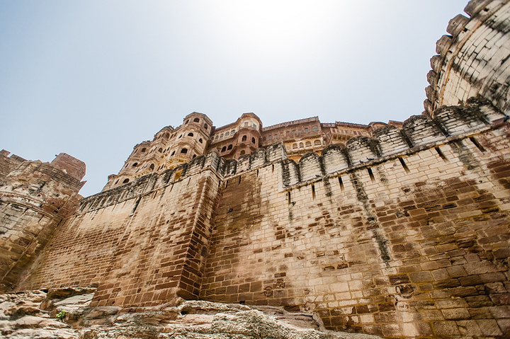 以坚硬的黄色砂岩建造加上那30多米高的城堡围墙真正固若金汤是印度