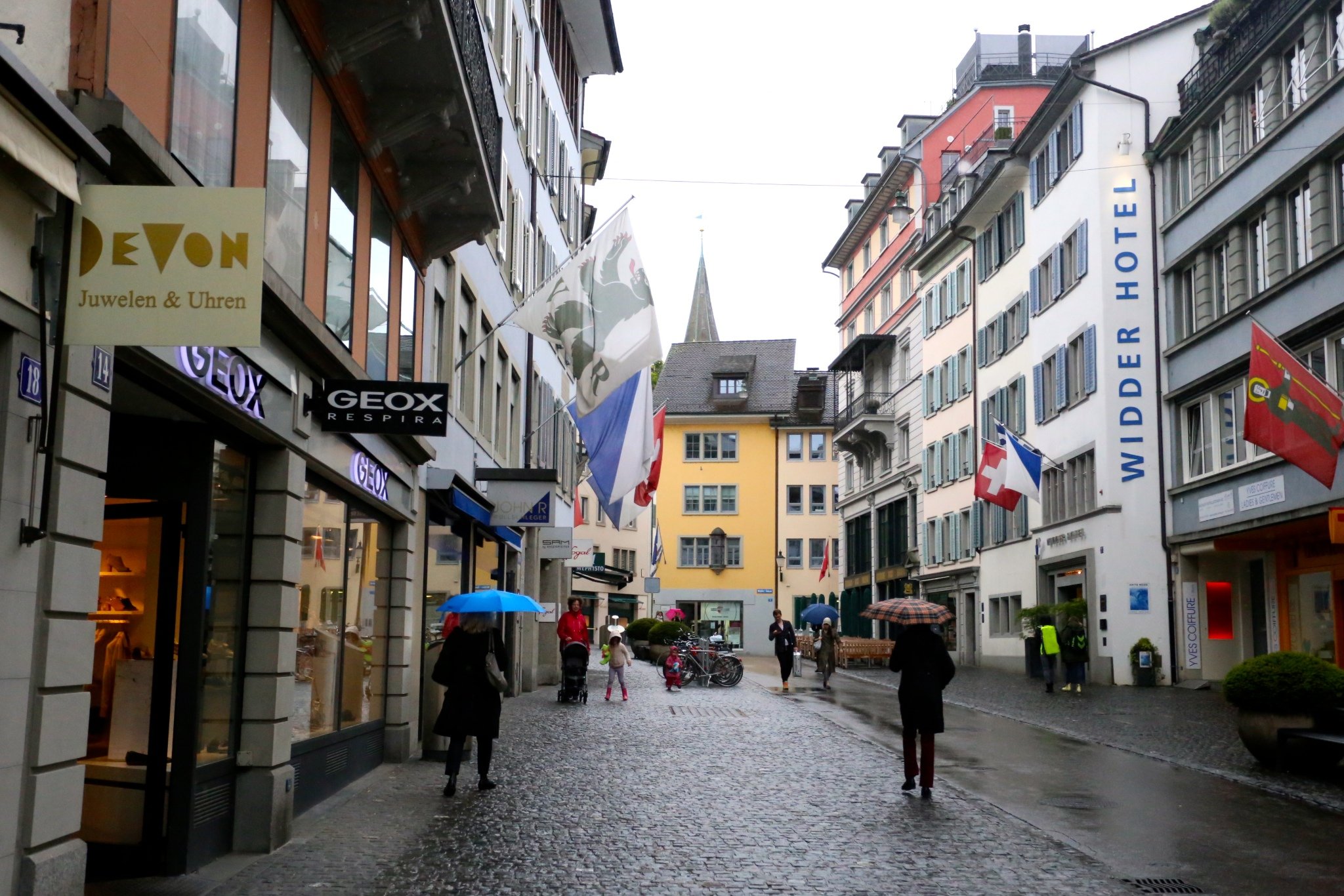 但是下着雨的苏黎世其实特别有味道,撑着伞行走的路人,也是老城区里的