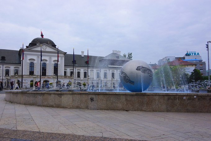 2017斯洛伐克总统府广场,总统府建于18世纪,上