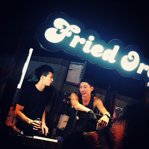 垦丁夜市"上各种mini露天小酒吧很多,大多都是用车子