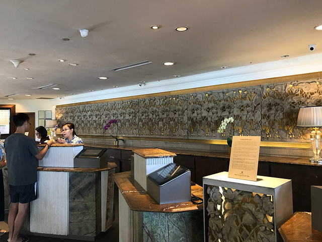 工作人员态度都很热情,英语不行的话他们马上