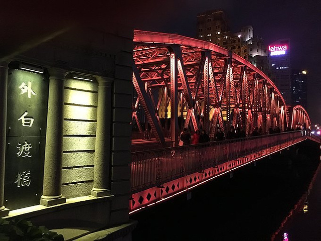 情深深雨蒙蒙里面依萍跳江的桥离外滩不远慢慢闲逛就可以看到玩了一圈