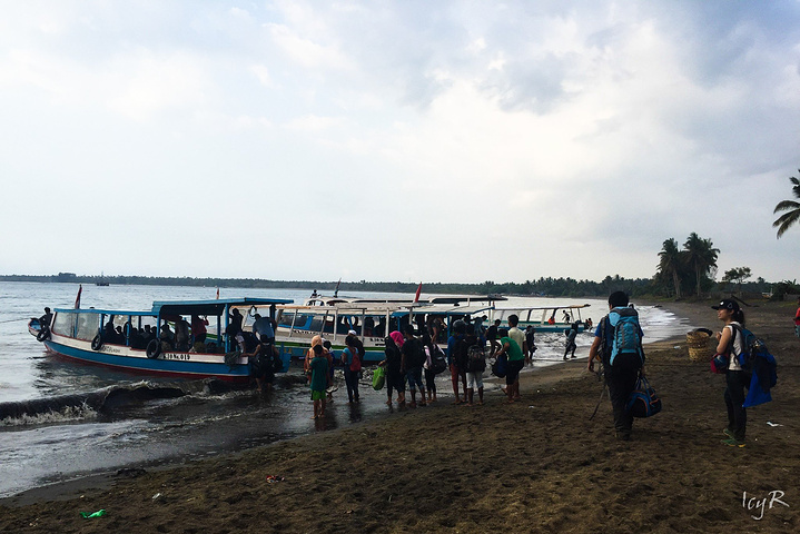 21码头的海水比较脏 并且水里有很多水草 我们当时还穿着登山鞋 上船以后全泡湿了还粘了一堆草 龙目岛 评论 去哪儿攻略