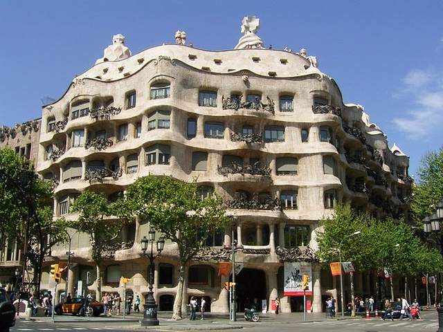 2017其实这些都是排烟管或水塔,只是高迪习惯