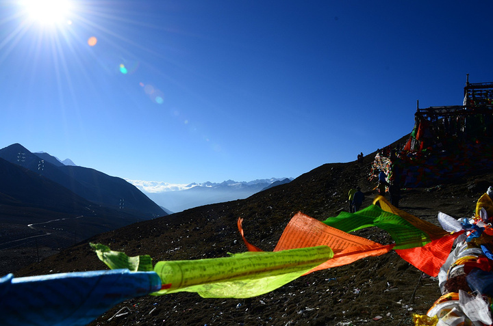 一马平川的全程柏油路,让那些曾经风光无限的垭口,也渐渐消失在那些