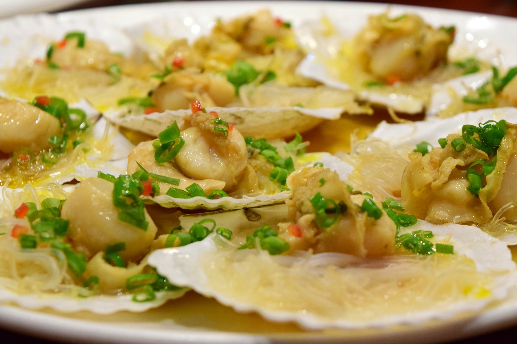 推荐葱油粉丝扇贝,特别鲜美,个头大,粉丝入味,又香又好吃.