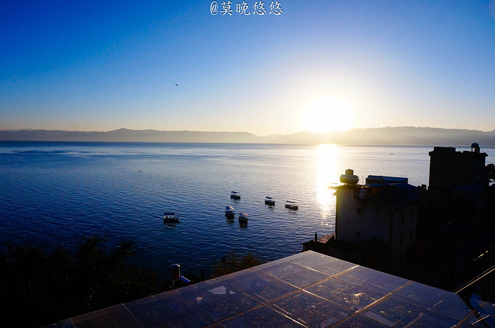 2024抚仙湖的日出也是美得让人忘记了时间。抬头那一眼的风光。于是跟着我们一起游玩。早上可以观看日出_抚仙湖国际旅游度假区-评论-去哪儿攻略