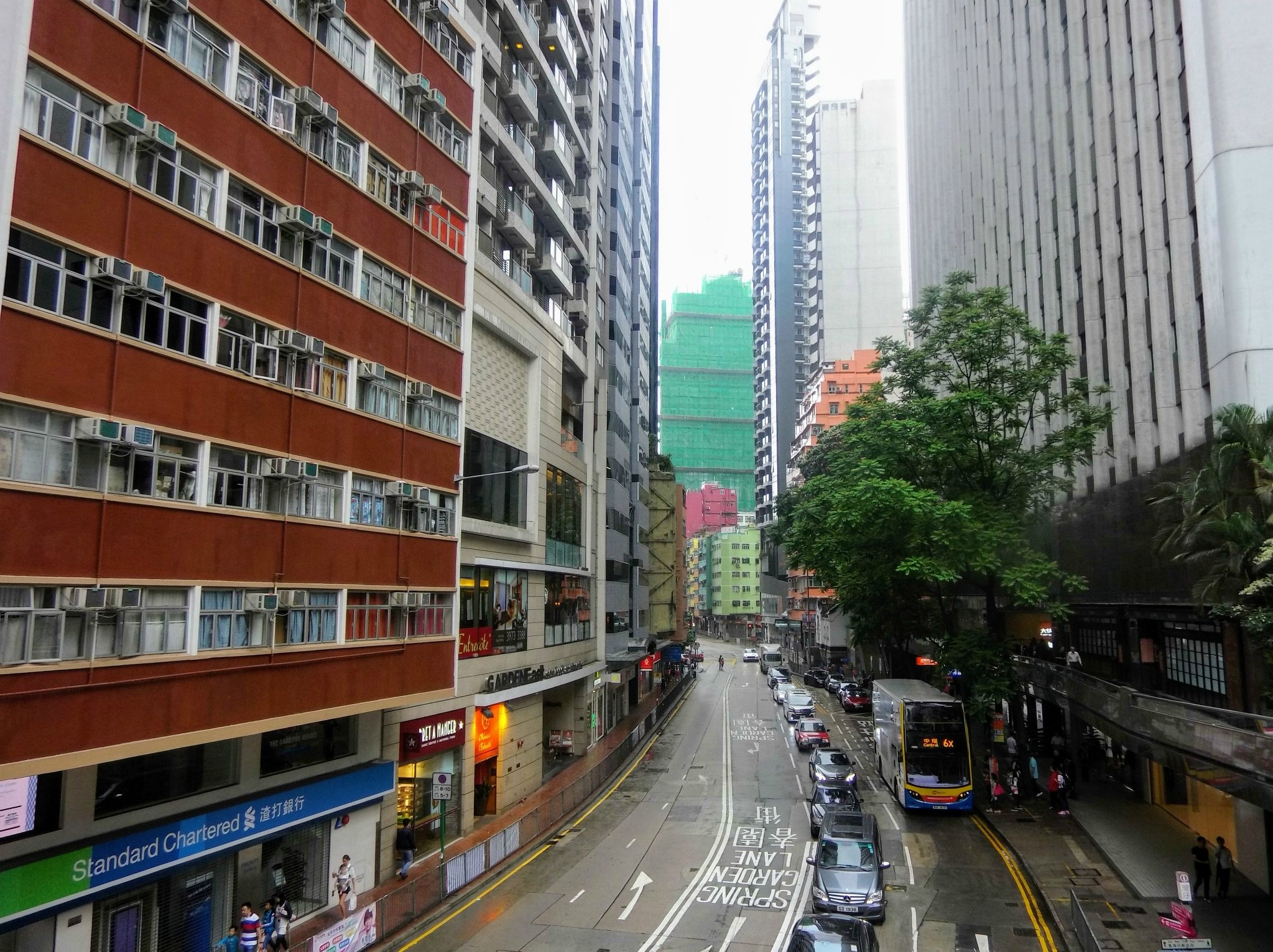 香港经典的"望右".)于是从海洋公园乘坐地铁到金钟站转车去湾仔.