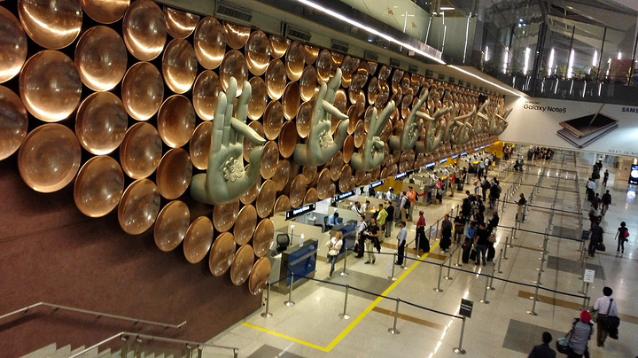 德里机场著名的大手印。出了机场先换卢比,机