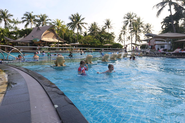 2017工作人员态度都很热情,英语不行的话他们