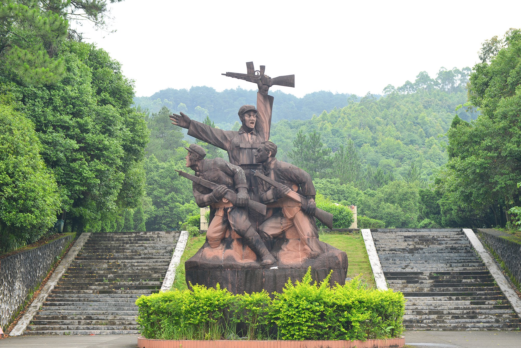 之二贤令山阳山革命英雄广场立于贤令山上诺大的英雄之墓埋藏着阳山的