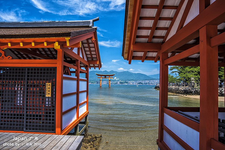 的日本小学生朋友从这里买票进入严岛神社整个神殿就如飘浮在海上一样