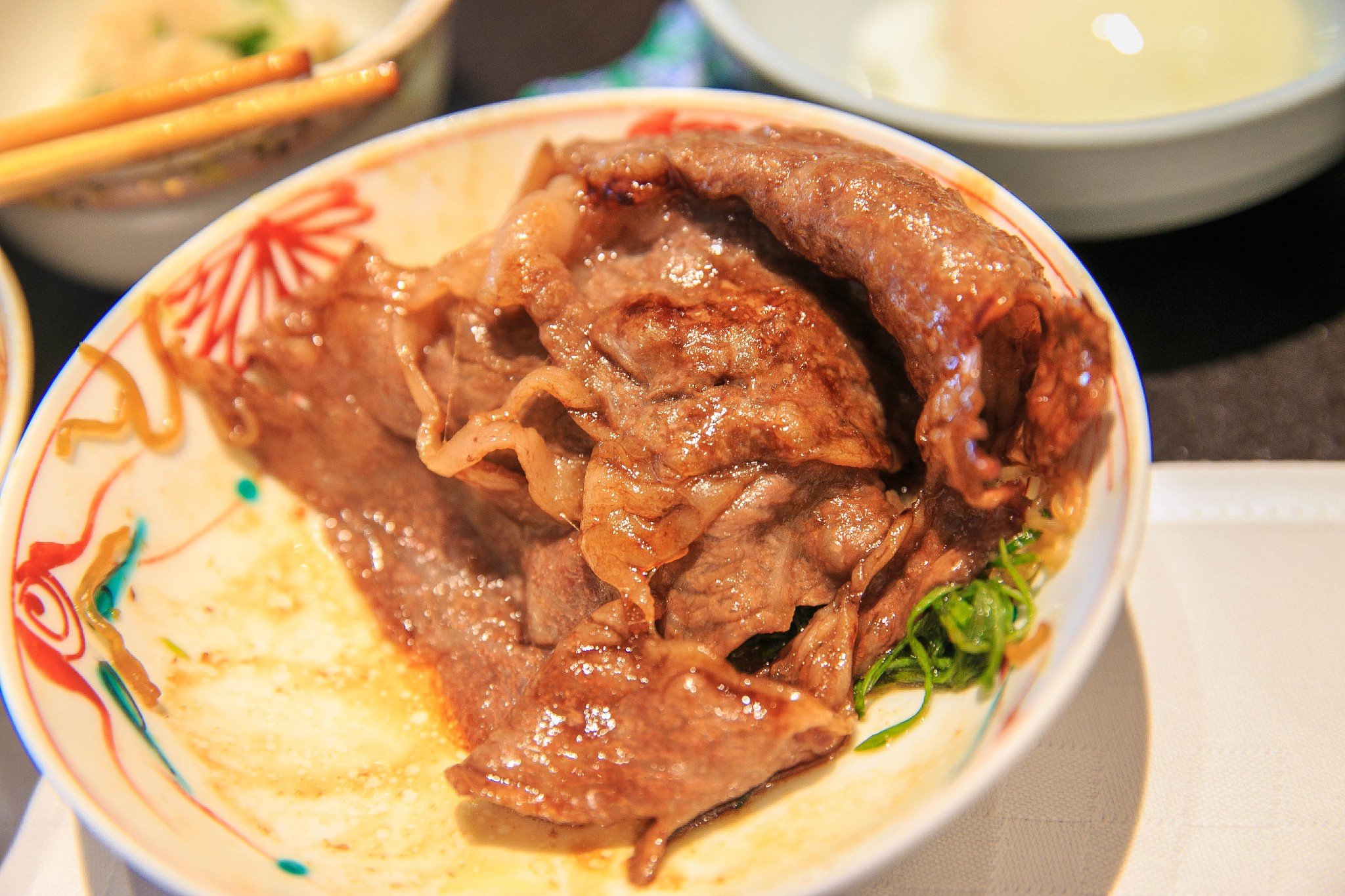 另外点了一款牛排丼,也是用了上好的和牛,切成厚片的牛肉吃起来更有