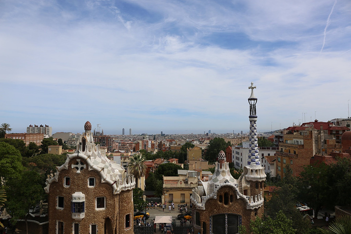 .在城市的北部,高迪为巴塞罗那富商奎尔伯爵设