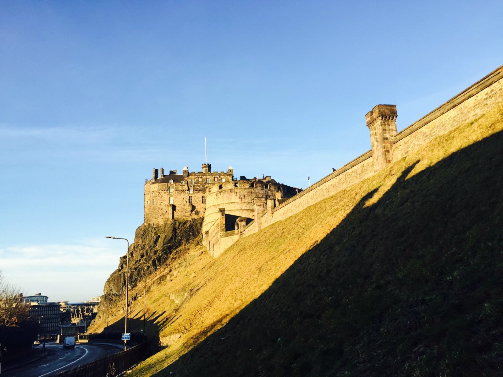 城堡岩是苏格兰最有名的苏格兰城堡的地标景点,从苏格兰的两条主干道