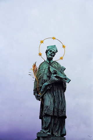 2017查理大桥上圣徒约翰的雕像。国王很害怕