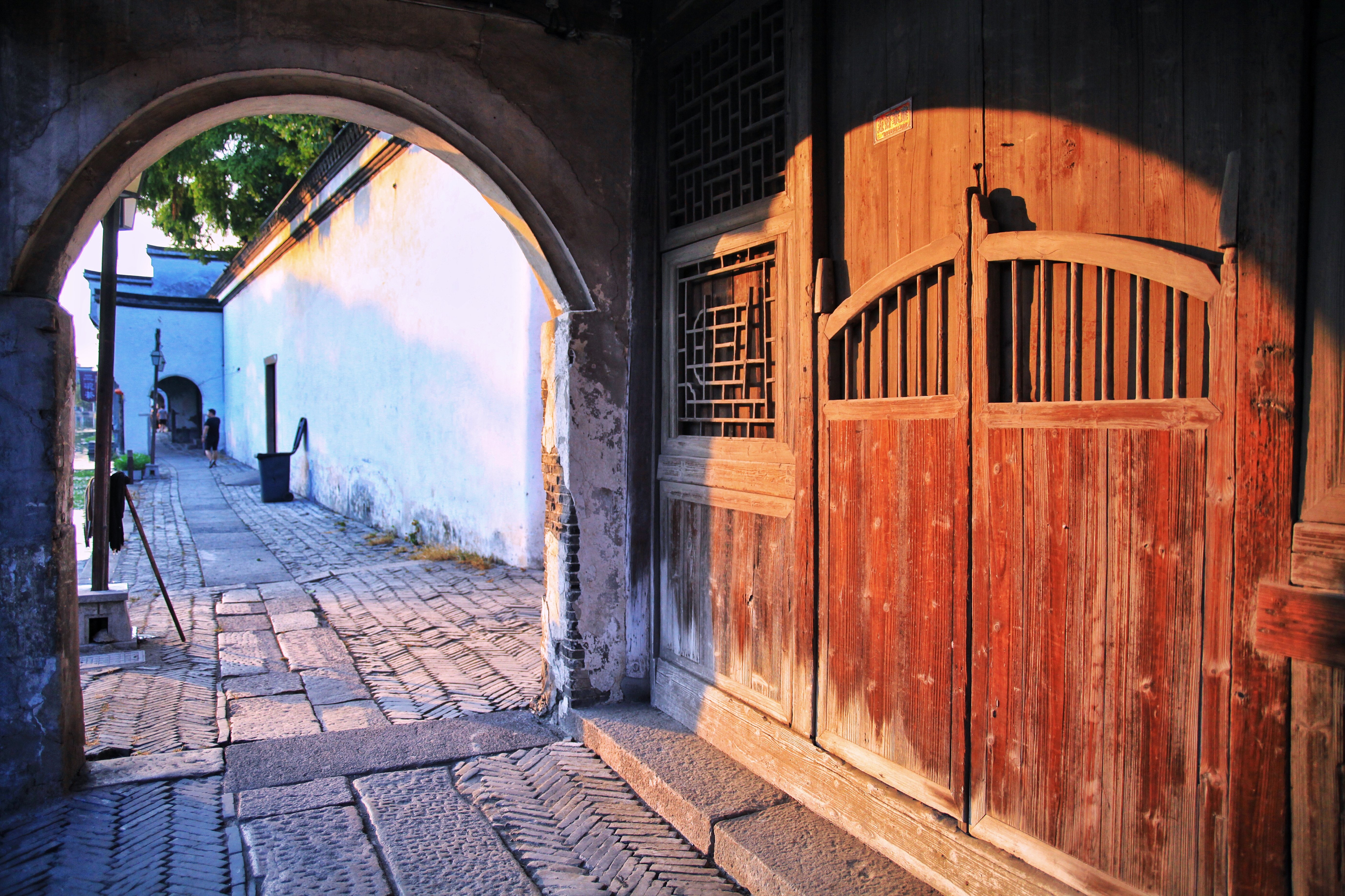 让画中的青墙碧瓦永不褪色让流年的时光永不老去让短暂的邂逅成为这