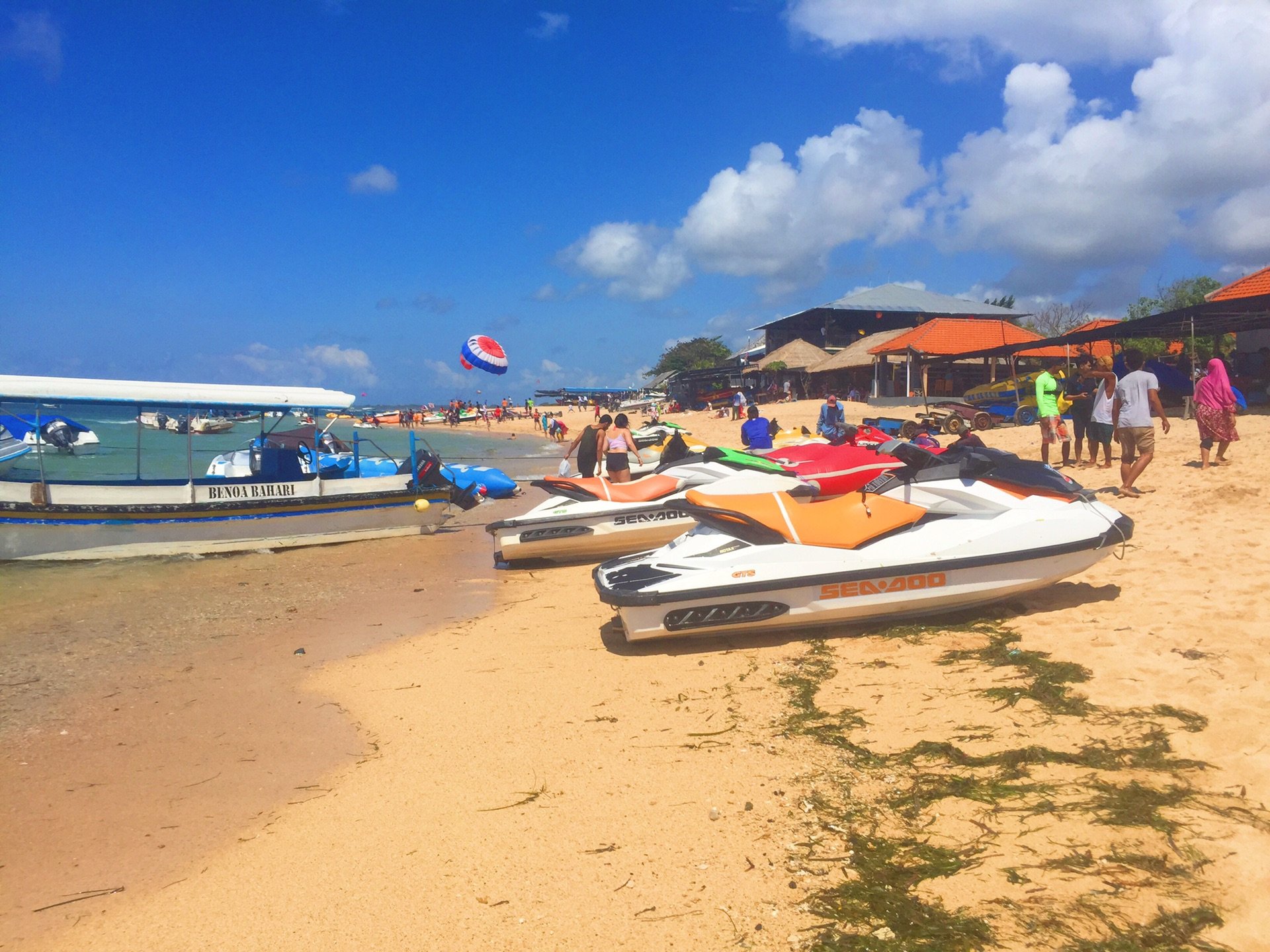 南湾沙滩上各种好玩的项目东南亚人就是这么可爱我会好好珍藏的大哥