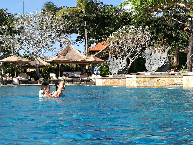 岩石酒吧是巴厘岛标志性日落观赏地点,入住度