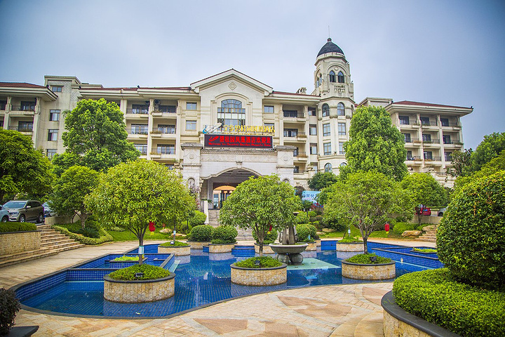 宁乡碧桂园凤凰酒店(长沙)坐落于湖南省长沙市风景旖旎的碧桂园山湖城
