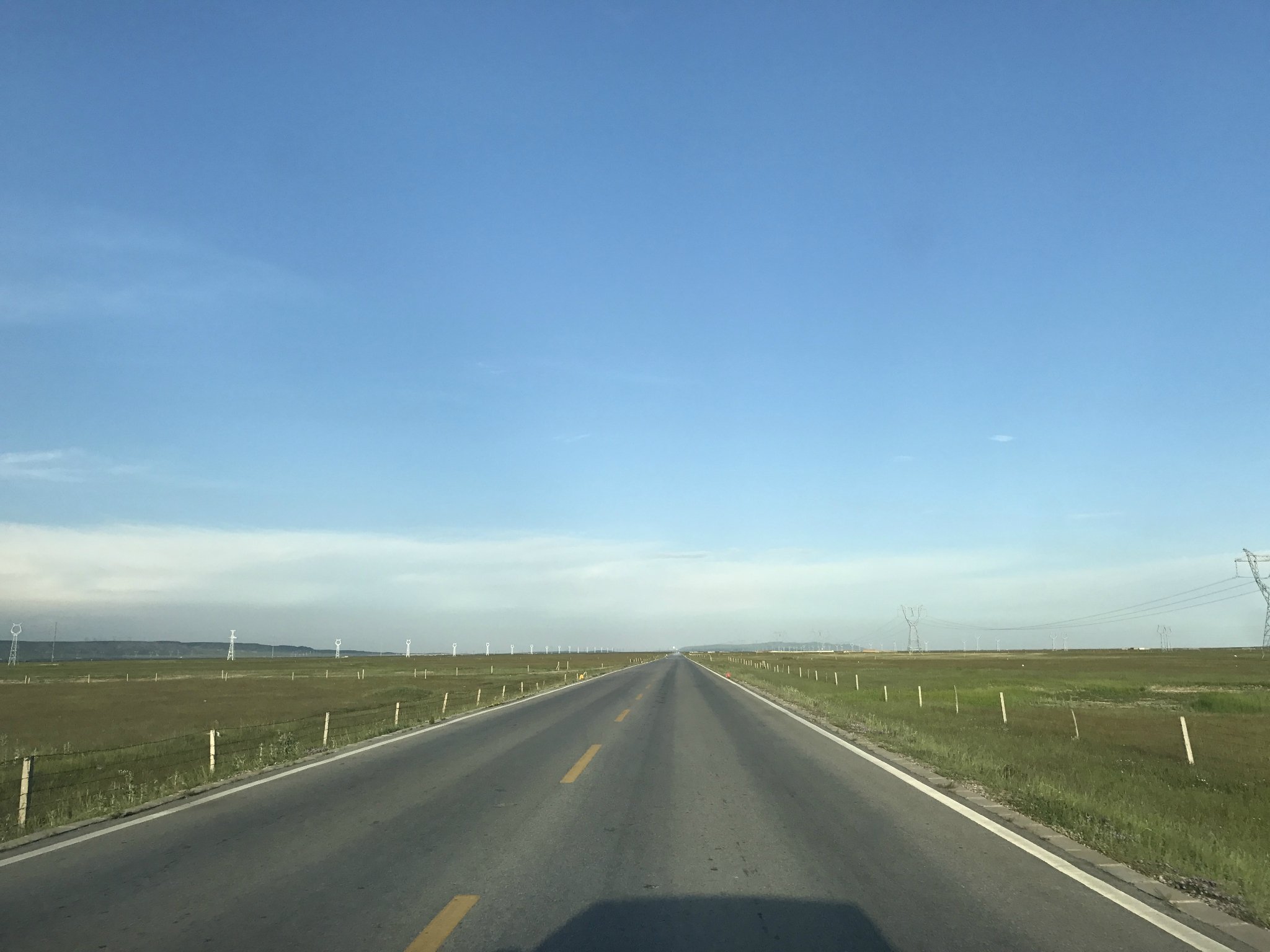 一望无际的道路没有红绿类没有限速在这里开车就是一种享受心情美极了