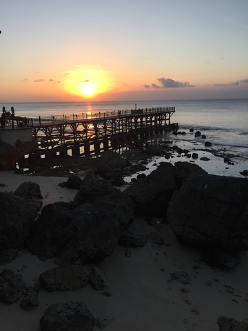 岩石酒吧是巴厘岛标志性日落观赏地点,入住度