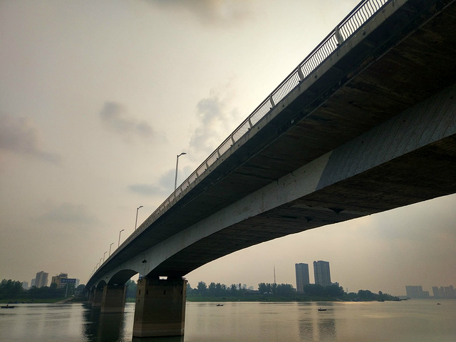 沅水大桥不仅是常德市的交通命脉,更是常德不可多得的一道亮丽的风景