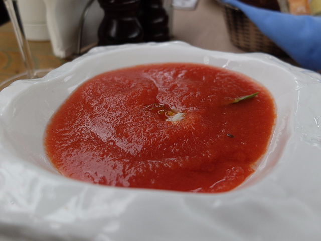 2018白兔子餐厅的服务员都是标准的帅哥美女