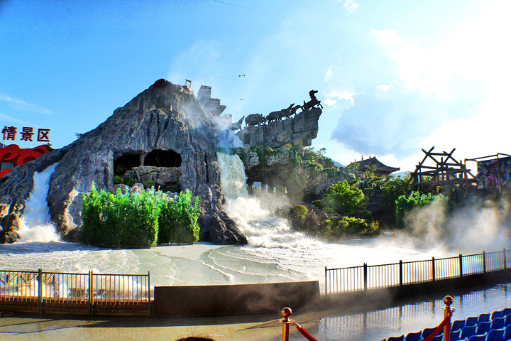 丽江千古情景区除了千古情表演、丽江恋歌以及丽江乐园，每天在园区里还有木府招婿等十大主题表演