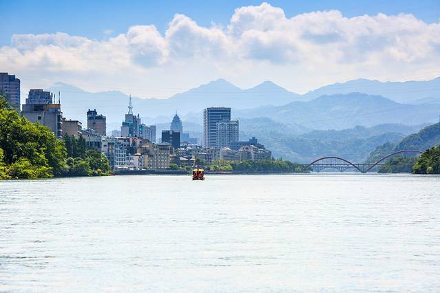 新安江龙舟漂游