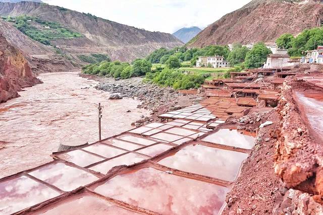 芒康盐井古盐田