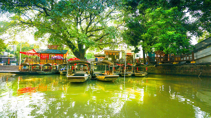 岭南水乡, 岸上步行,比较有名的点就是刘氏、梁