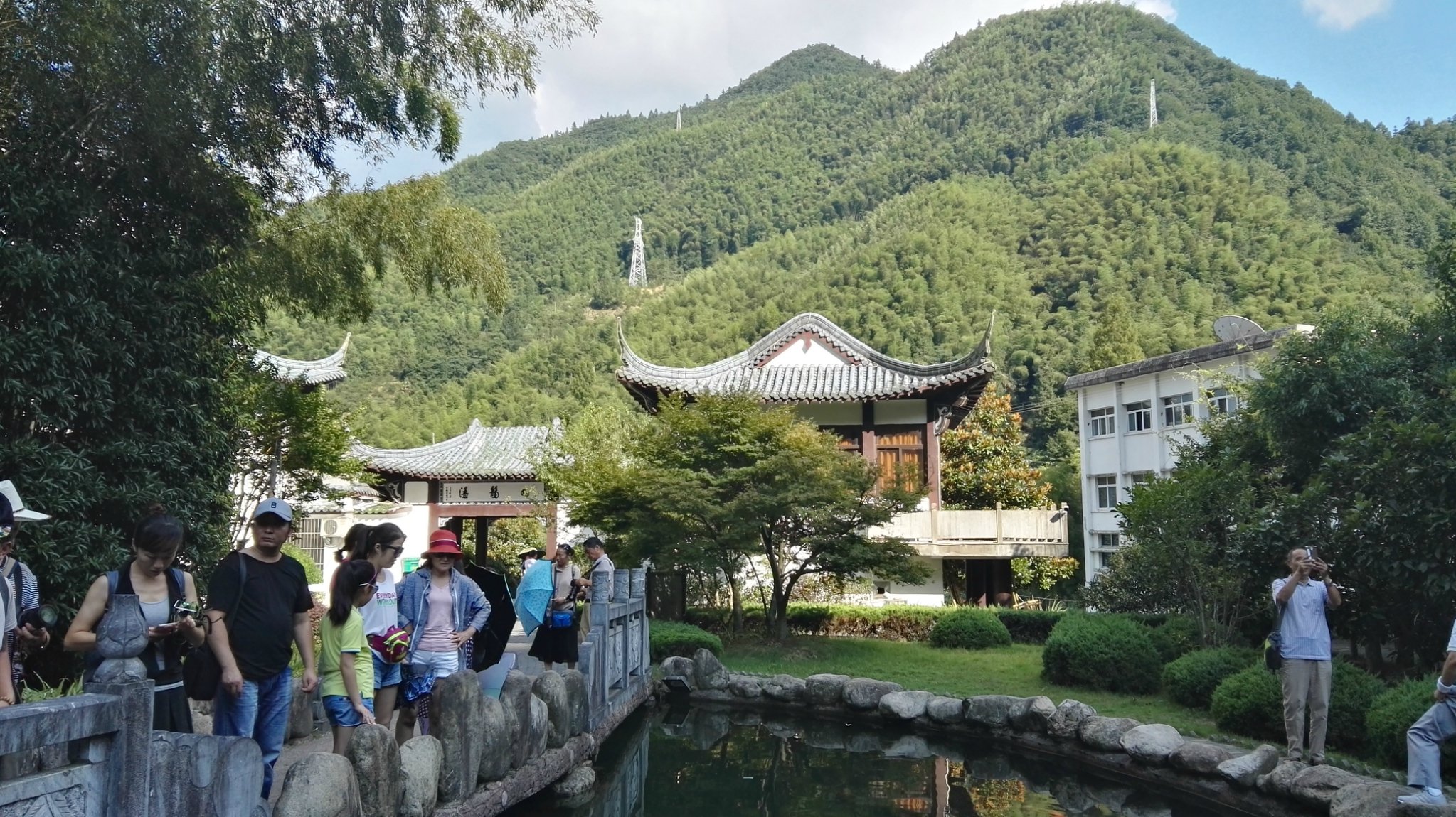 观瀑亭是观赏此瀑布的最佳处旅游旺季的小镇晚上也是非常热闹路两边的