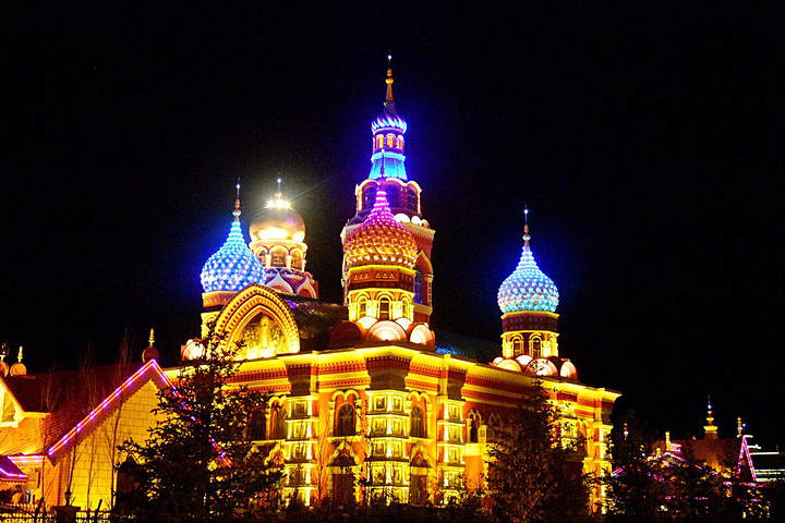 整个满洲里市区有灯光秀整个色调呈金黄色夜景拍起来也是很有异域风情