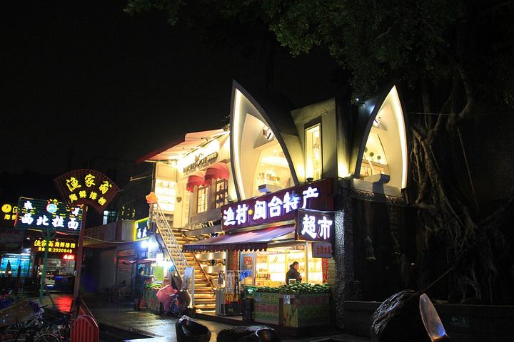 曾厝垵其实是个渔村的意思,这里并不大,但是也很错综复杂,不过主路