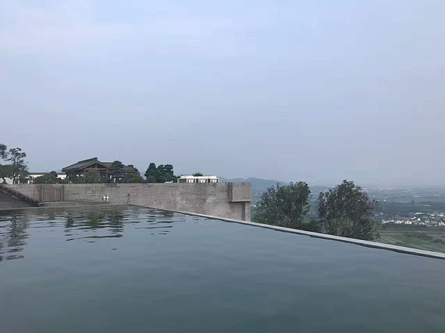 慈城古镇古建筑保留比较完善,周边的绿野山庄中的