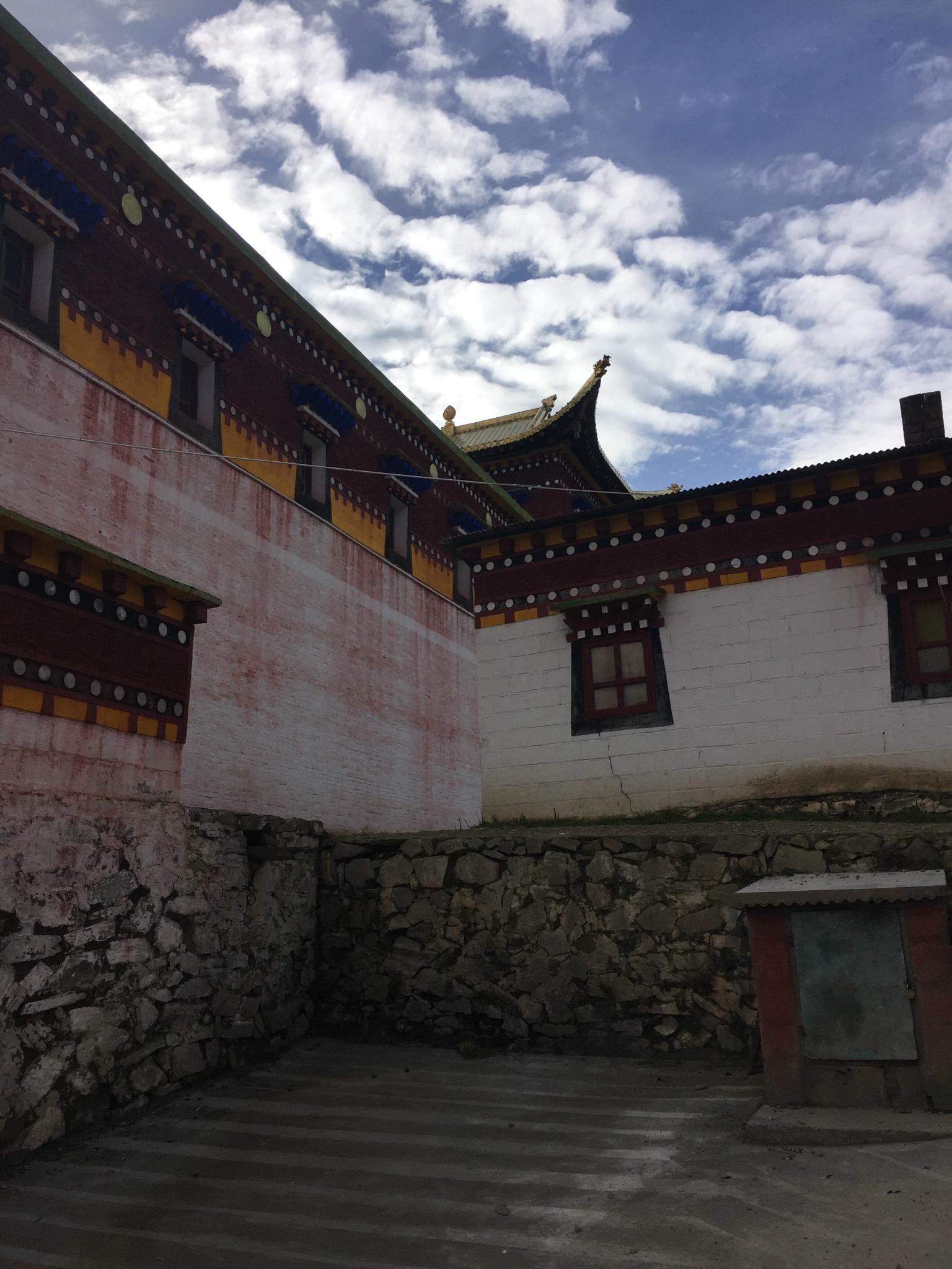 达扎寺位于若尔盖县城,是一座有三百多年历史的格鲁派藏传寺庙.