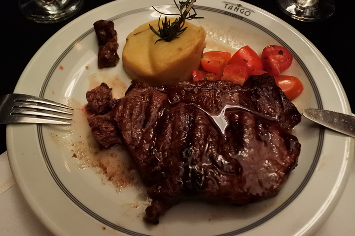 阿根廷的探戈舞演员已经不止一次地把那飘逸、