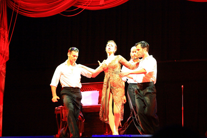 阿根廷的探戈舞演员已经不止一次地把那飘逸、