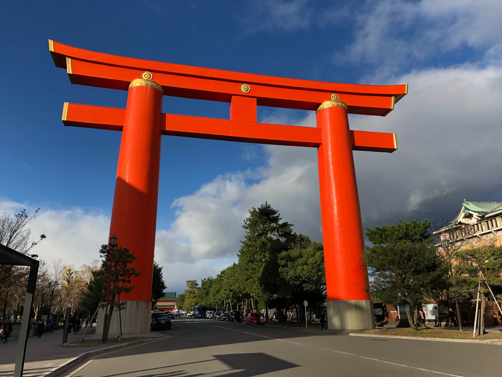 大鸟居据说是京都最大的一座鸟居亲眼所见确实高大震撼让人忍不住想来