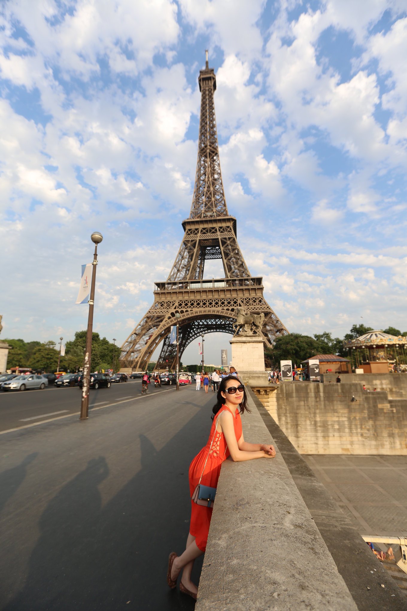 然而经过岁月的洗礼审美的改变如今的埃菲尔铁塔已成为巴黎最著名的